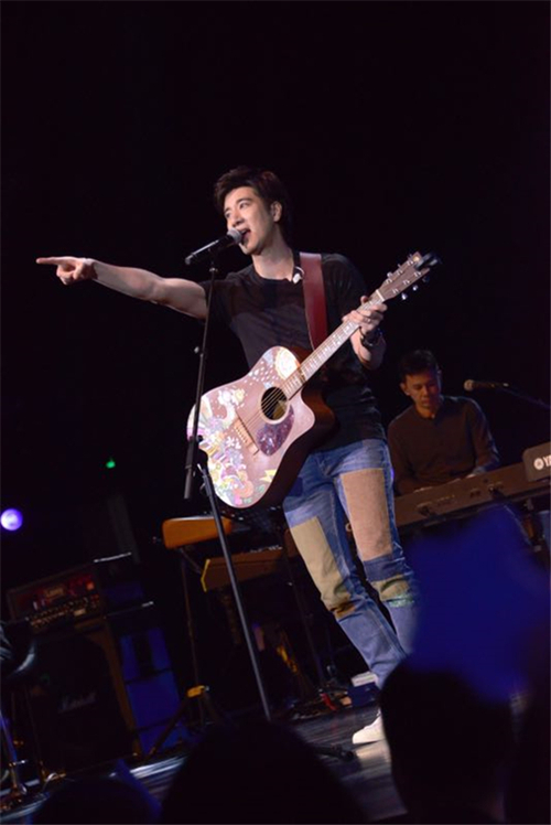 王力宏帅气演唱