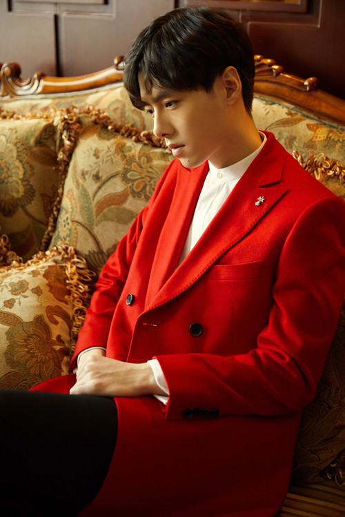 方逸伦一身内敛帅气