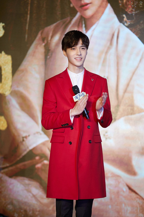 方逸伦帅气亮相《凤皇传》发布会
