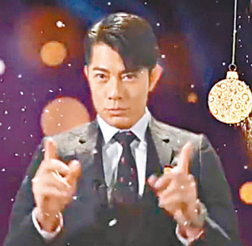 郭富城调皮拍照