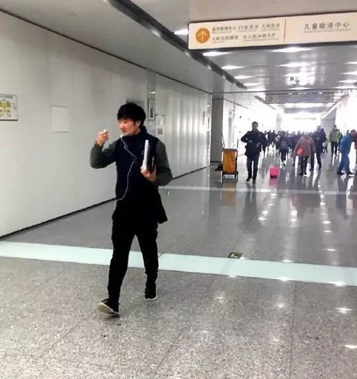 网曝王大治现身儿科