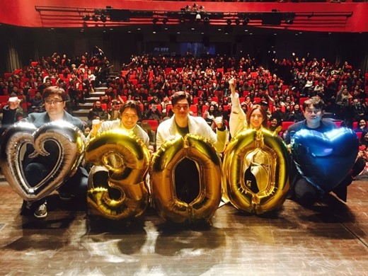 主创举气球庆祝