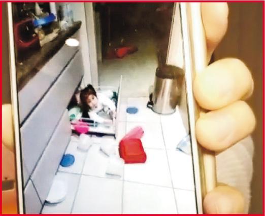 钟嘉欣展示手机照片中女儿捣蛋的一面。
