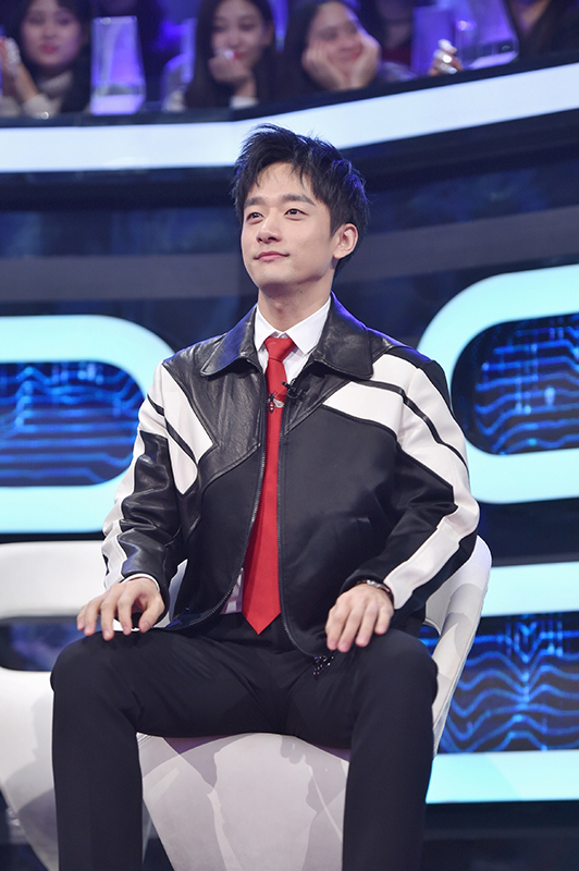 梦想的声音新年特辑杨杨黑色皮衣帅气十足