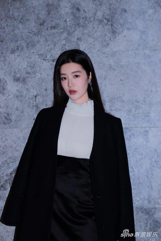 黄婉婷出席盛典尽显优雅 明年新剧"菜鸟逆袭"