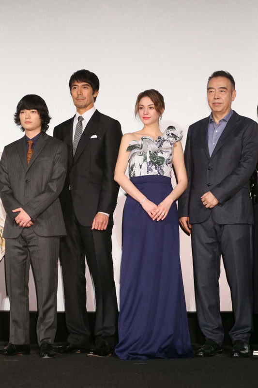 张榕容与导演众主创现身东京首映礼