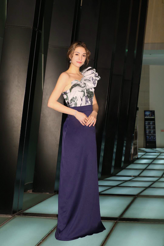 张榕容以一袭极具传统东方风韵的长款礼服裙现身