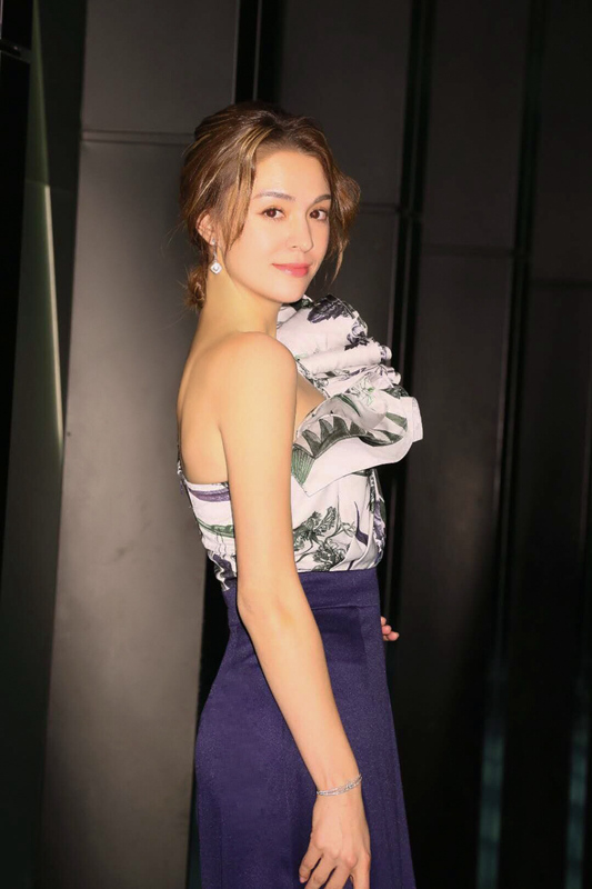 张榕容单肩荷叶边的造型优雅大气