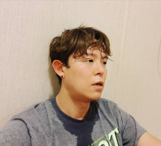 tony安晒照练舞流汗为hot同台演出做足准备