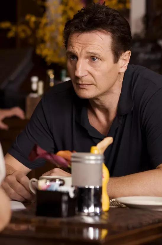 特工布赖恩一心想做一名称职的父亲,弥补过去对女儿肯姆所失去的父爱