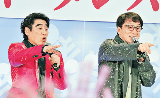 成龙(右)和深见东州(左)一见如故