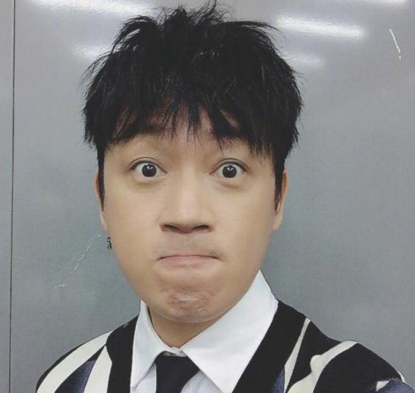 潘粤明晒自拍大秀反差萌扮相温润表情搞怪