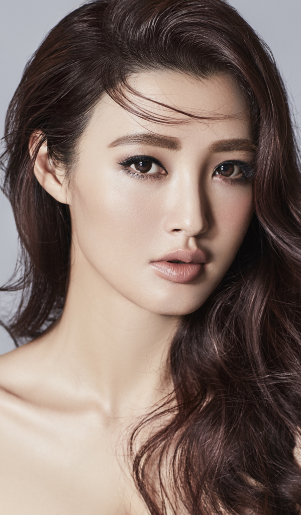 白庆琳出席发布会白庆琳和各主创合影白庆琳饰演梁唯真实力演员白庆琳