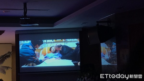 吴克群爸爸先前和妈妈签结婚证书、戴戒指。（图/ettoday记者卢薇凌摄）