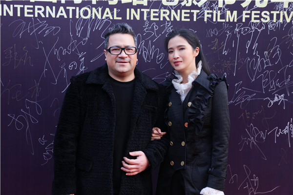 龚蓓苾伍仕贤恩爱走红毯 为最佳女主角颁奖