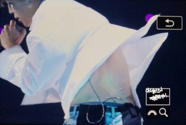 JIMIN在后腰处疑似贴满了酸痛药布