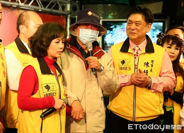 台男星康龙烧伤后首露面 称定会送别去世发妻