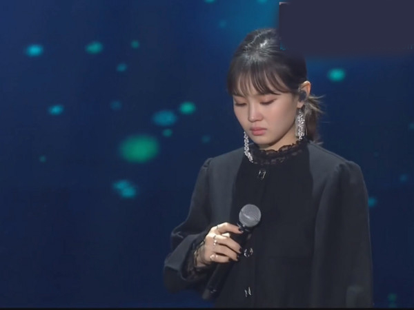 李夏怡演唱《叹息》缅怀钟铉 声音哽咽扭头抹泪