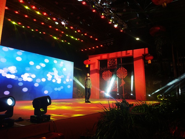 韩冰舞台照韩冰现场照片后台候场后台照片新浪娱乐讯 韩冰春节演出