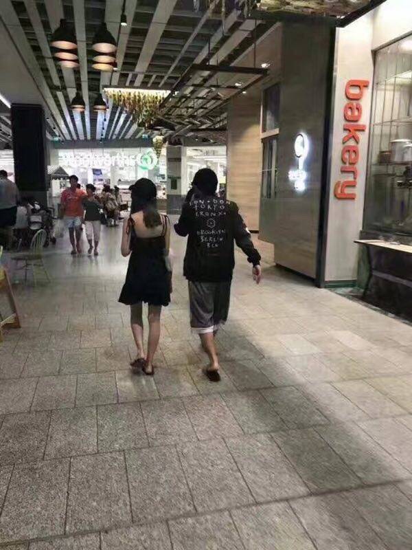 周杰伦昆凌在澳洲逛街