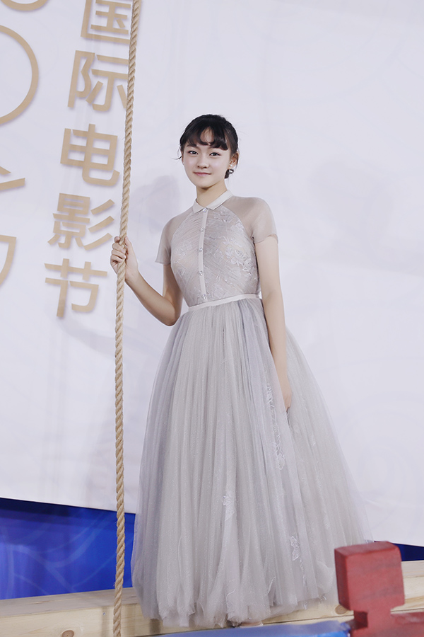 文淇亮相丝绸之路影节14岁金马女配清纯可人