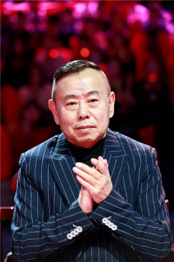 组团儿上春晚开播潘长江幽默上演c哩c哩舞