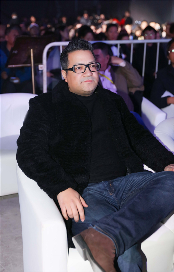 龚蓓苾伍仕贤恩爱走红毯 为最佳女主角颁奖