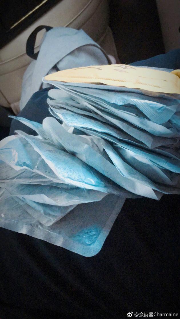 佘诗曼贴暖宝宝