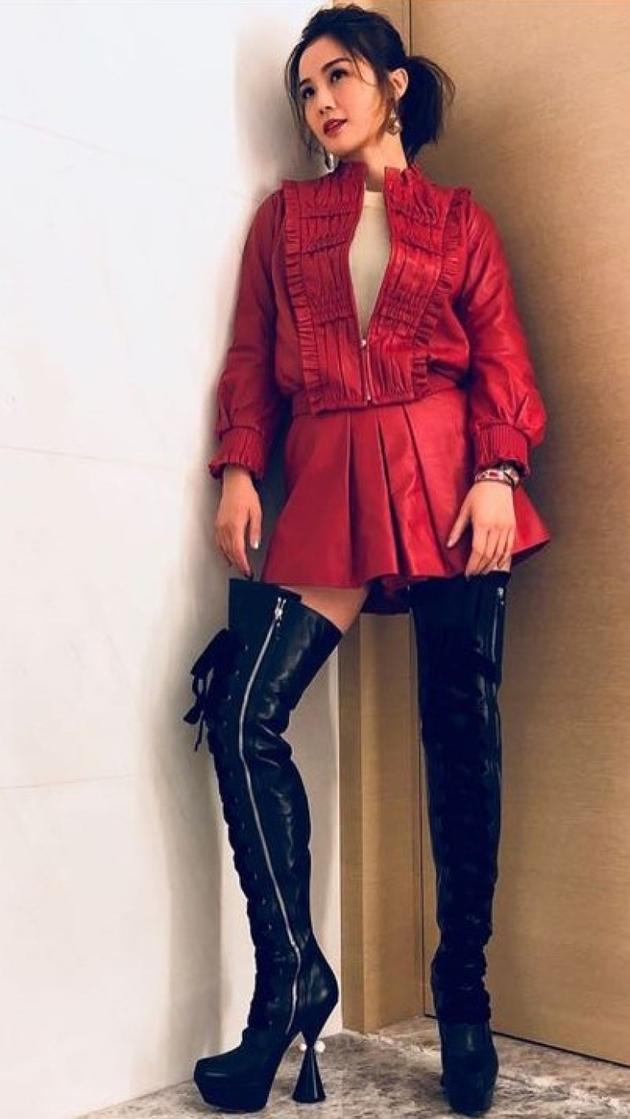 阿sa红色小皮裙长靴到腿根