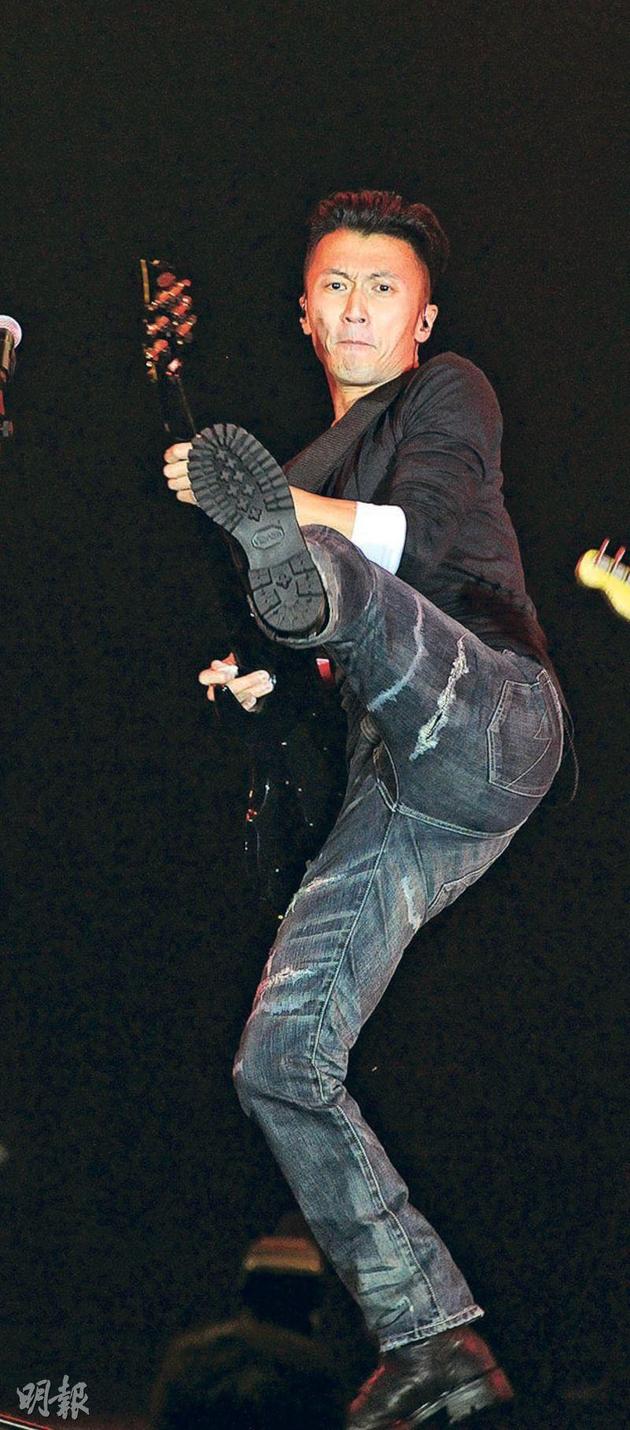 谢霆锋突现身颁奖礼,令不少网民都很期待他再次怒摔吉他.