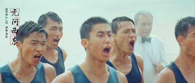 年轻人在雨中奔跑