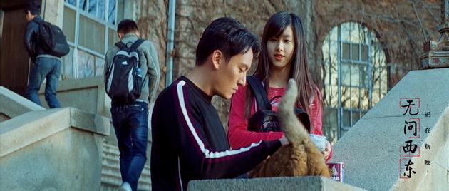 张果果与学妹在校园喂猫