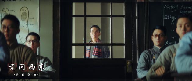 吴岭澜在教室外听课