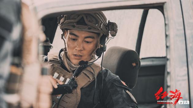 “蛟龙小队”副队长杜江研究敌情