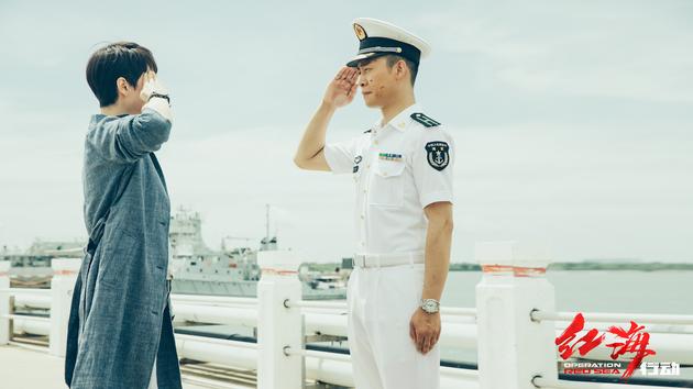 张译海清敬军礼