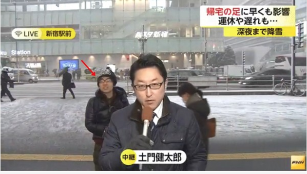 日本大雪记者户外直播，冒出抢镜哥。