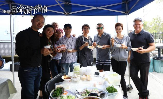 图5：片场中澳剧组成员拍戏之余一起吃火锅，气氛融洽 - 复件