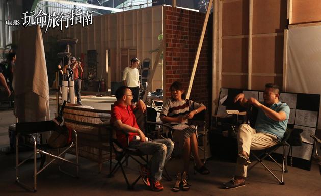 图2：导演刘仪伟现场给主演张嘉译、闫妮讲戏 - 复件