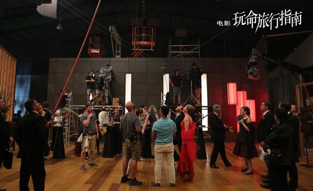 图1：好莱坞专业团队配合，搭景拍摄有条不紊 - 复件