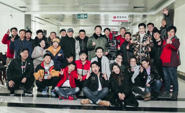 《青春不留白》最后一场戏拍竣，众主创合影