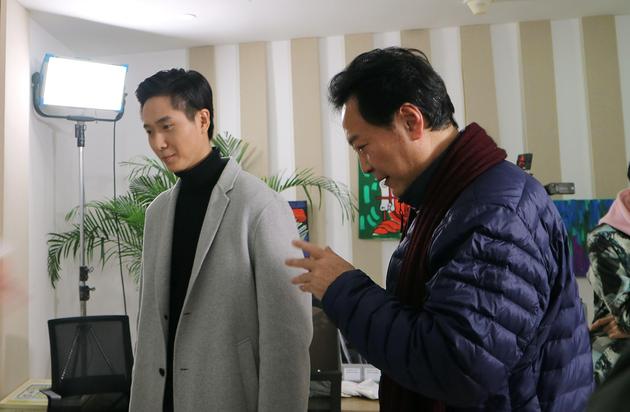 导演在给男一号宦宇讲戏