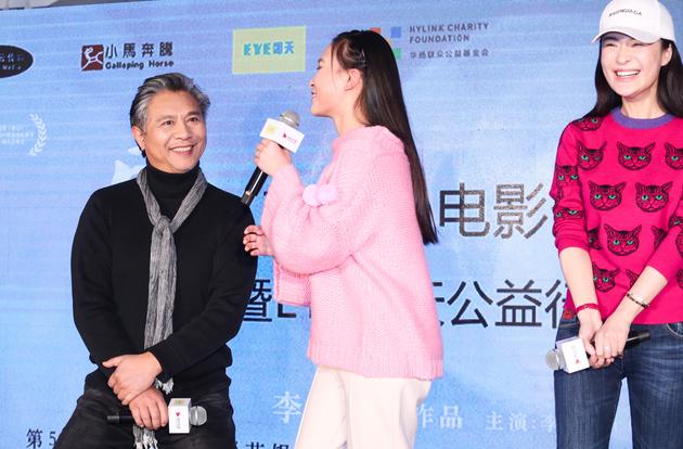 杜函梦说导演表演和自己差不多高，导演现场蹲下和杜函梦一样高