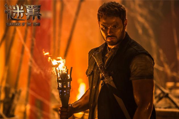 救援队长雷德利手持火把