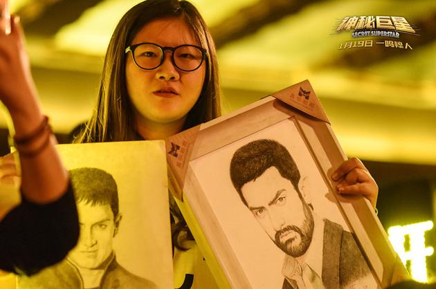 邓超为印度男神阿米尔汗献花_手机新浪网