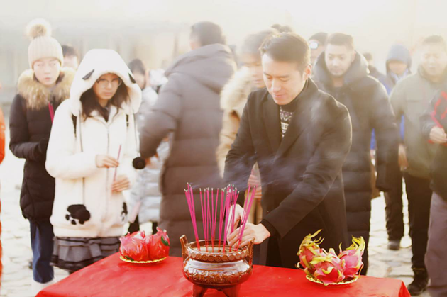 制片人包龙出席开机仪式