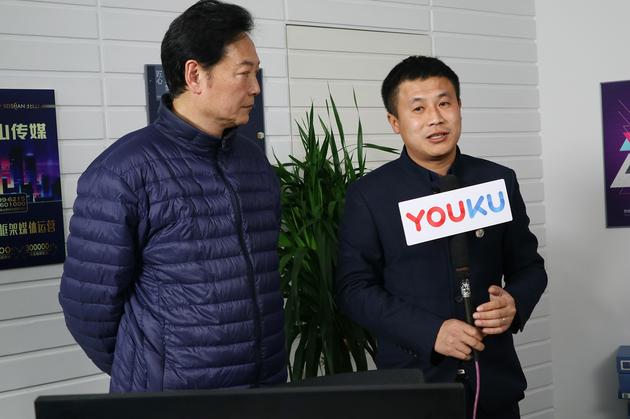 《青春不留白》出品人国皓雯接受记者采访