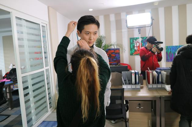 《青春不留白》探班现场男主角宦宇化妆