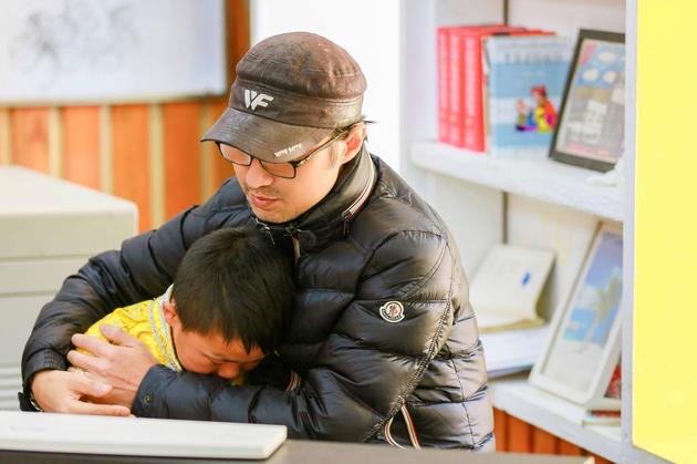 《世界》关注山村孩子教育 汪峰蔡国庆成公益先锋|蔡国庆|汪峰|让世界听见_新浪娱乐_新浪网