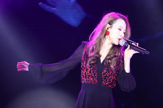 杨斯捷与"迈克学摇滚"同台_手机新浪网