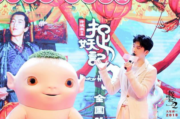 3、井柏然介绍“儿子”胡巴